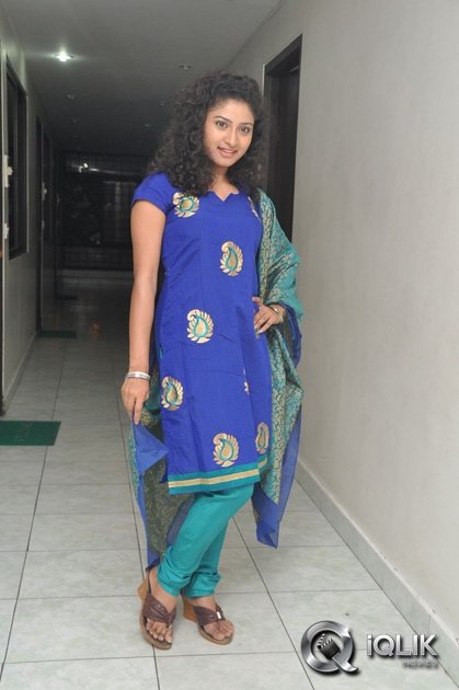 Vishnu-Priya-at-Pyaar-Mein-Padipoyane-Movie-Success-Meet